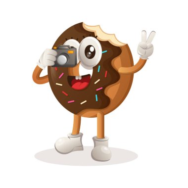 Tatlı çörek maskotu kamerayla fotoğraf çekiyor. Gıda mağazası, küçük işletme veya e-ticaret, ürün ve çıkartma, pankart tanıtımı, yemek eleştiri blogu veya vlog channe için mükemmel