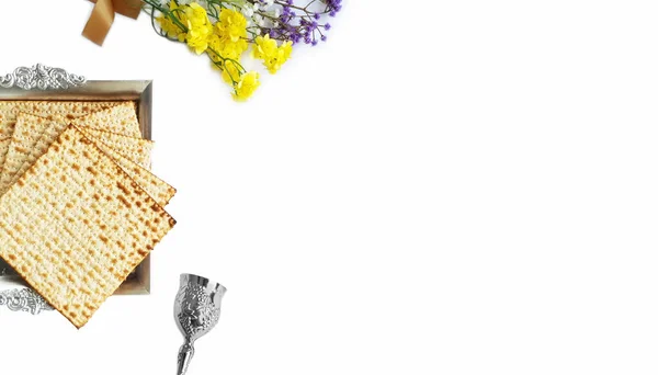 在银盘中的Matza 与一个银杯为Kiddush和花卉 逾越节祝福和贺卡的元素 Matza Jewish Passover Pesach 假日概念的顶级视图 — 图库照片