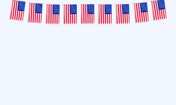 Маленькие Флаги Сша Прикрепленные Верёвкой Цепи Белом Фоне Празднования Июня — стоковое фото