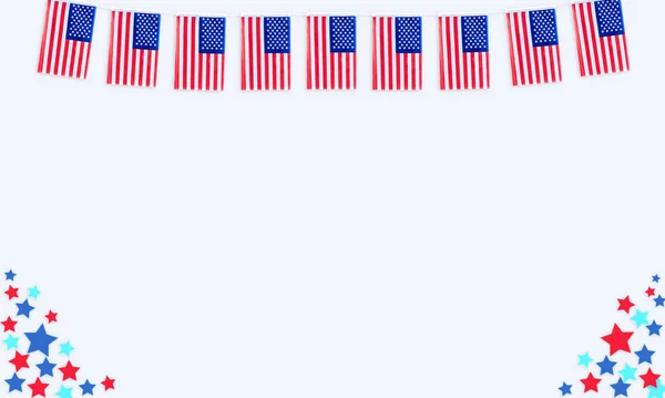 Kleine Flaggen Der Vereinigten Staaten Die Einer Kette Auf Weißem — Stockfoto