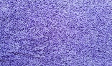 Mor renkli havlu kumaş, yukarıdan çekilmiş. Yazın plaj ve havuz için kullanılır. Ayrıca duş için halı, yüzey ve örtü olarak da kullanılabilir.