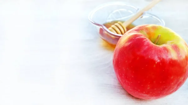 Yeşil Elmalı Kırmızı Elma Beyaz Ahşap Arka Planda Bal Rosh — Stok fotoğraf