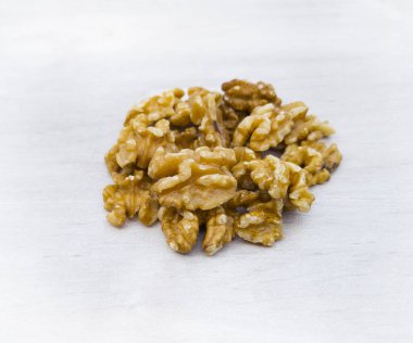 Ceviz, Juglans. Happy Tu Bishvats için kurutulmuş meyve. Bir sürü mineral ve vitamin içeren sağlıklı doğal yiyecek. Beyaz arka plan ahşap dokusunda. Metin için boş alanı olan