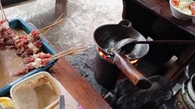 Tongseng, merkezi Java Endonezya 'dan geleneksel bir yemektir. Tongseng keçi eti ve tavuk var.