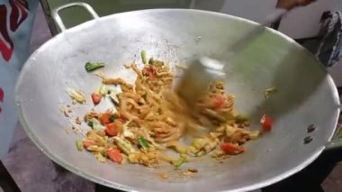 Sebze ve Hardal Yeşili 'ni Mutfak' taki Kızarmış Erişte Pişirme Süreci 'nin üstüne koy. Bakmi Goreng ya da Kwetiauw pişirmek. Adım adım Çin Yemeği