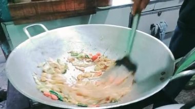 Sebze ve Hardal Yeşili 'ni Mutfak' taki Kızarmış Erişte Pişirme Süreci 'nin üstüne koy. Bakmi Goreng ya da Kwetiauw pişirmek. Adım adım Çin Yemeği