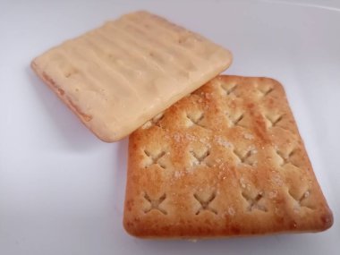 Bisküvilerin yakın plan üzerinde çikolata ile fotokopi alanı ile beyaz arkaplan.