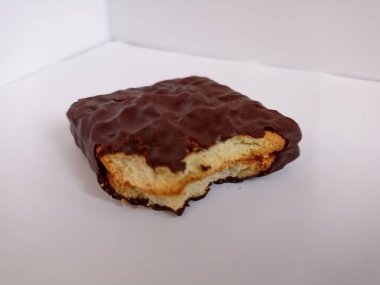 Bisküvilerin yakın plan üzerinde çikolata ile fotokopi alanı ile beyaz arkaplan.