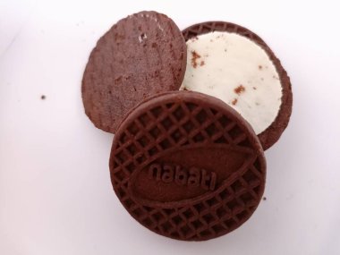 Bisküvilerin yakın plan üzerinde çikolata ile fotokopi alanı ile beyaz arkaplan.