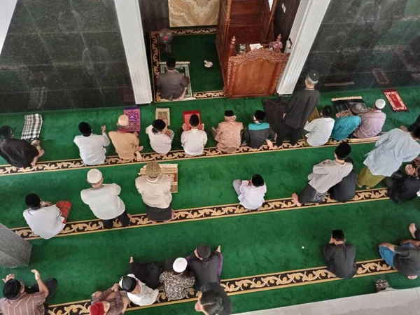 Grupo Muçulmanos Que Estão Cumprindo Obrigação Orações Sexta Feira — Fotografia de Stock