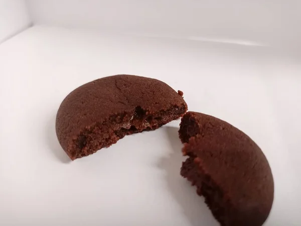 Close Sušenky Čokoládou Uvnitř Přes Bílé Pozadí Kopírovat Prostor — Stock fotografie