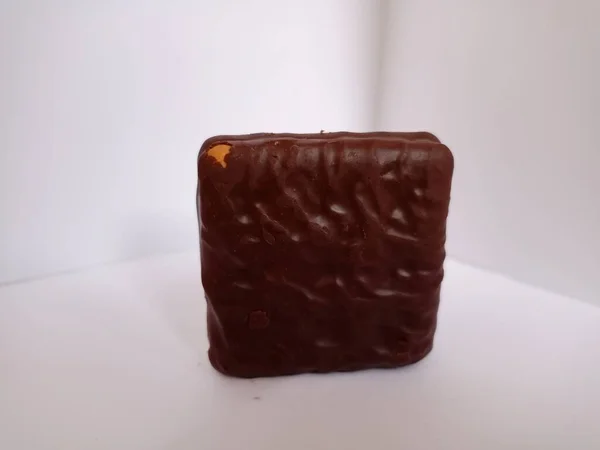 Close Sušenky Čokoládou Uvnitř Přes Bílé Pozadí Kopírovat Prostor — Stock fotografie