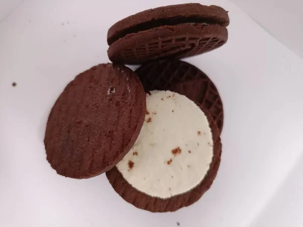 Κοντινό Πλάνο Των Μπισκότων Σοκολάτα Στο Εσωτερικό Πάνω Από Λευκό — Φωτογραφία Αρχείου