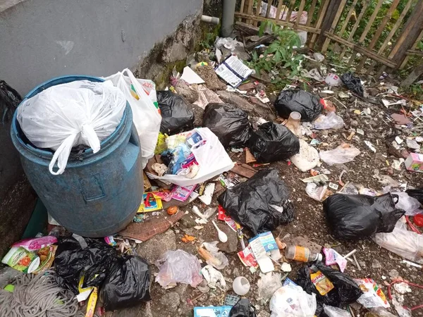 흩어진 쓰레기를 정리하는 — 스톡 사진