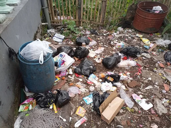 흩어진 쓰레기를 정리하는 — 스톡 사진