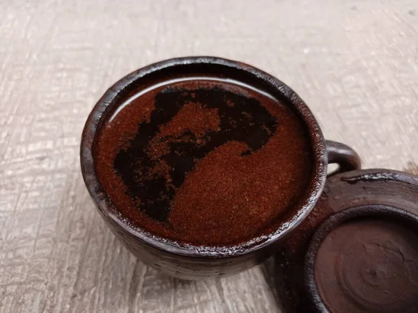 Nahaufnahme Von Schwarzem Kaffee Serviert Einem Klassischen Glas Aus Ton — Stockfoto