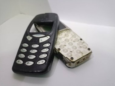 Arka plandaki bozuk klasik telefonu kapat 