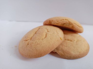 Bisküvilerin yakın plan üzerinde çikolata ile fotokopi alanı ile beyaz arkaplan.