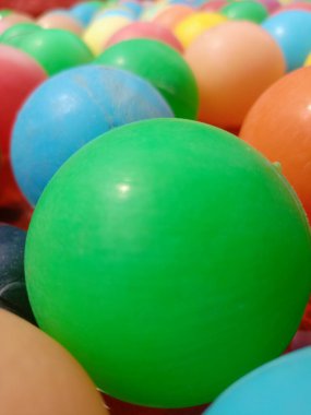 Renkli plastik toplardan oluşan bir grubu kapat