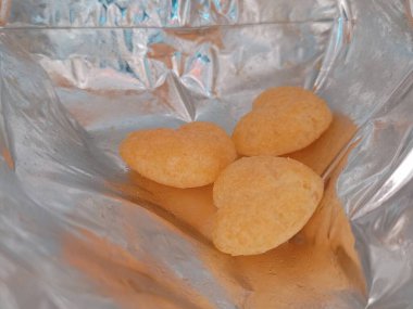 Beyaz arka planda 3 adet aşk şekilli atıştırmalığı kopyalama alanıyla birlikte yemeye hazır hale getir.