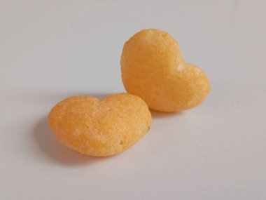 Beyaz arkaplanda aşk şekilli abur cuburun fotokopi alanı ile yakın plan.