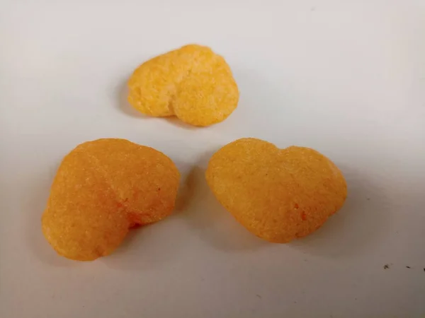 Nahaufnahme Eines Liebegeformten Snacks Auf Weißem Hintergrund Mit Kopierfläche — Stockfoto