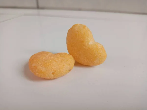Nahaufnahme Eines Liebegeformten Snacks Auf Weißem Hintergrund Mit Kopierfläche — Stockfoto