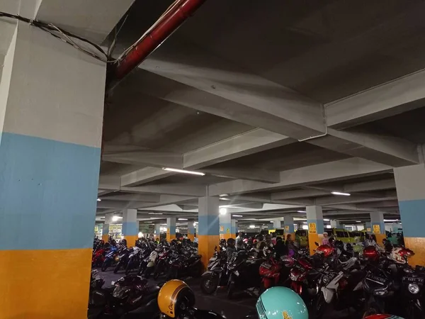 Parkeerplaats Voor Motorfietsen Gelegen Kelder Van Grote Moskee Van Bandungbandung — Stockfoto