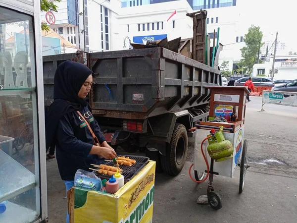 Bandung 'da sosis satıcısını kapatın..