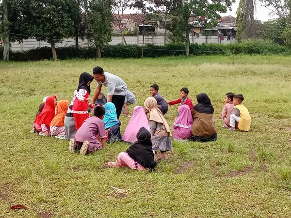 Atividades Escolares Natureza Grupo Crianças Professores Meninos Meninas Sentados Juntos — Fotografia de Stock