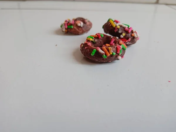Крупный План Глазированных Пончиков Яркими Цветными Брызгами Изолированных Белом Фоне — стоковое фото