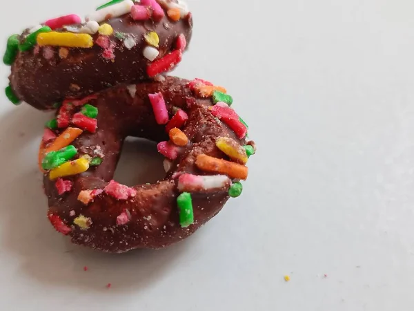 Close Donuts Envidraçados Com Polvilhas Coloridas Brilhantes Isolados Fundo Branco — Fotografia de Stock