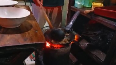 Tongseng Kambing, Hindistan cevizi sütü ve tatlı soya soslu köri soslu, Endonezya usulü koyun eti veya koyun eti yahnisi pişirme sürecine seçici bir odak noktasıdır. Ayrıca lahana, kırmızı biber ve yeşil domates parçaları..