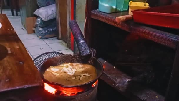 トウモロコシを調理する過程に焦点を当て トウモロコシのカンビングは ココナッツミルクと甘い醤油とカレーのようなグレービーでインドネシアの羊肉や羊肉のシチューの料理です キャベツ カイエンペッパー グリーントマトのプラス部分 — ストック動画