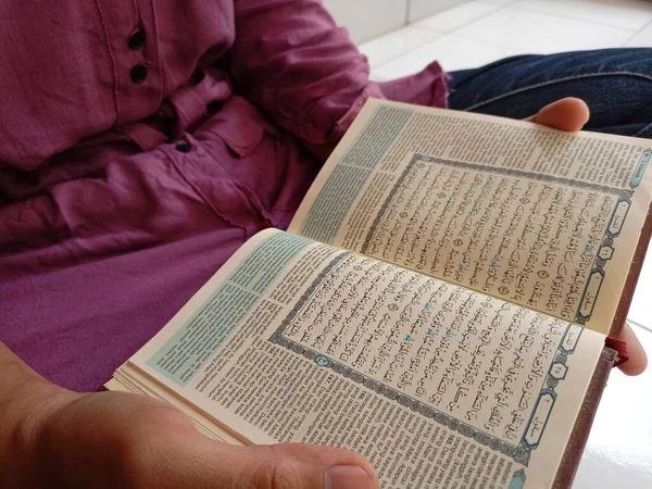Ραμαζάνι Είναι Ένας Ιερός Μήνας Στον Οποίο Διαβάζεται Ευγενές Κοράνι — Φωτογραφία Αρχείου