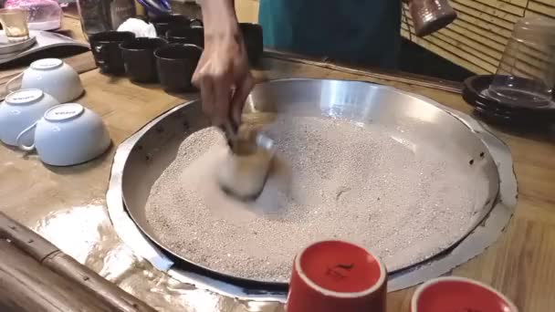 Διαδικασία Παρασκευής Καφέ Τούρκικο Cezve Στην Άμμο Μαγειρεύοντας Παραδοσιακό Τουρκικό — Αρχείο Βίντεο