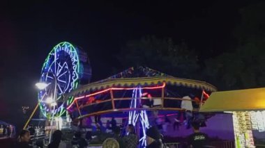 Seçilen odak noktası Eğlence Festivali 'ndeki oyun turları güzel ışıklarla süslenmiştir. Bandung - Batı Java, 04-07-2023