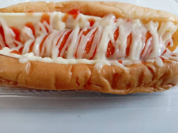 Hot Dog Izolowany Białym Tle Ścieżka Wycinania Pełna Głębia Ostrości — Zdjęcie stockowe