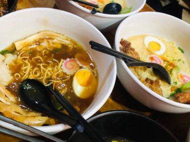Ramen deniz ürünleri, ramen geleneksel, Jepang, nasi, telur rebus lembut.