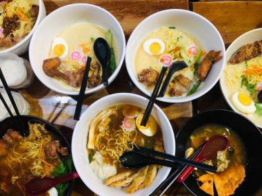 Ramen deniz ürünleri, ramen geleneksel, Jepang, nasi, telur rebus lembut.