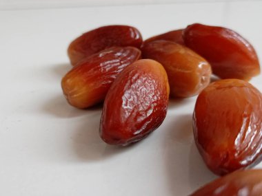 Beyaz arka planda izole edilmiş lezzetli kuru tarihler yığını. Arapça yemek