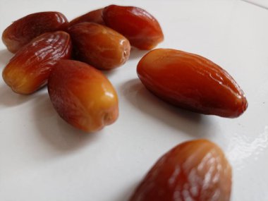 Beyaz arka planda izole edilmiş lezzetli kuru tarihler yığını. Arapça yemek