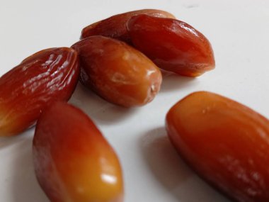 Beyaz arka planda izole edilmiş lezzetli kuru tarihler yığını. Arapça yemek