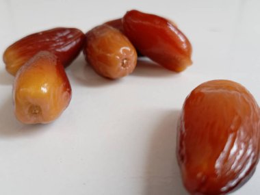 Beyaz arka planda izole edilmiş lezzetli kuru tarihler yığını. Arapça yemek