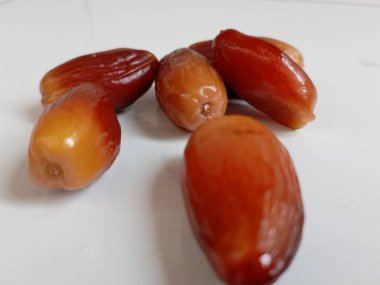 Beyaz arka planda izole edilmiş lezzetli kuru tarihler yığını. Arapça yemek