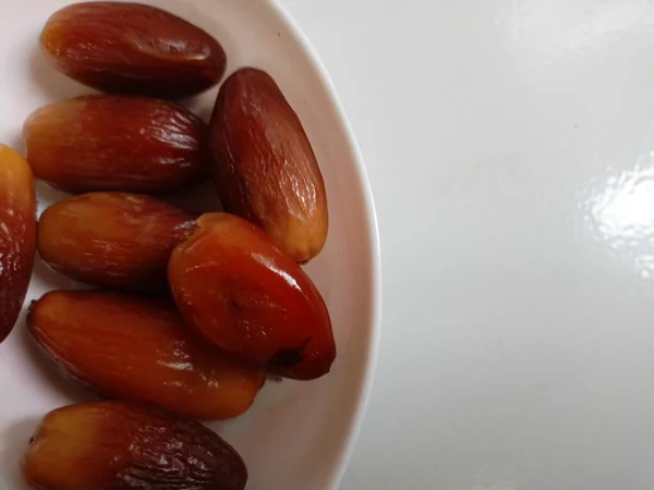 Купа Смачних Сухих Фініків Ізольованих Білому Тлі Арабська Їжа — стокове фото