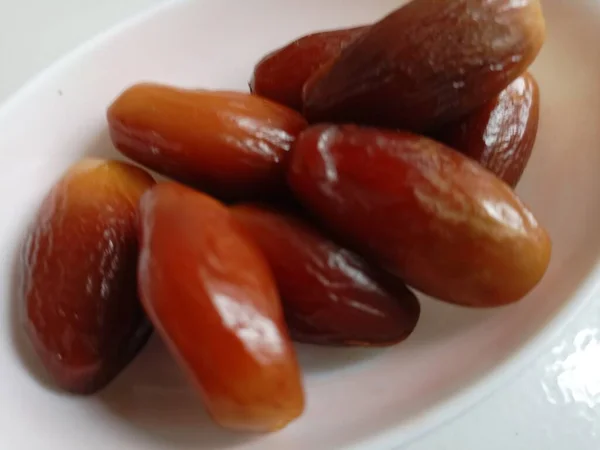 Mucchio Gustose Date Secche Isolato Sfondo Bianco Cibo Arabo — Foto Stock