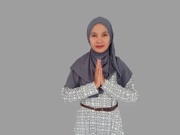 Retrato Uma Jovem Bela Mulher Muçulmana Asiática Vestindo Hijab Gestos — Fotografia de Stock