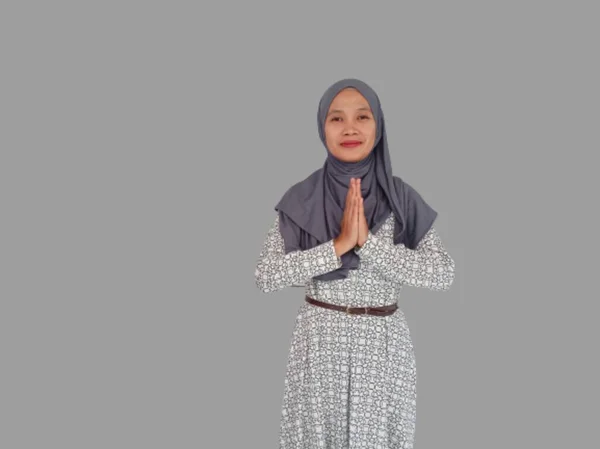 Retrato Uma Jovem Bela Mulher Muçulmana Asiática Vestindo Hijab Gestos — Fotografia de Stock