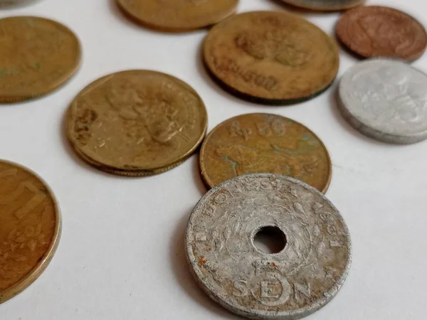 インドネシアから隔離された多くの古代コイン ルピア通貨 — ストック写真